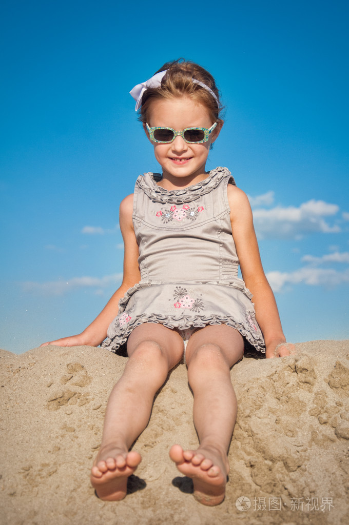 可爱的小女孩在沙滩上