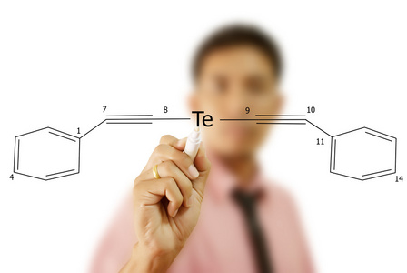 亚洲老师在白板上写科学配方