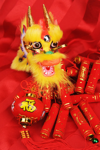 中国新年饰物   传统舞龙 金硬币和钱红数据包 红爆竹