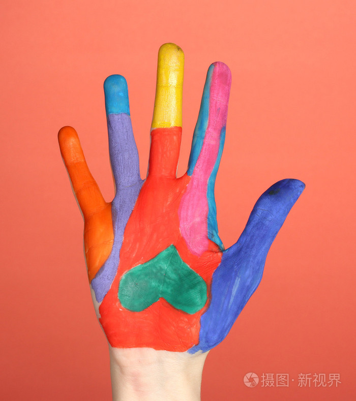 明亮的彩色手上红色背景特写