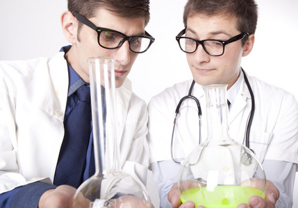 两个年轻的男性实验室技术员