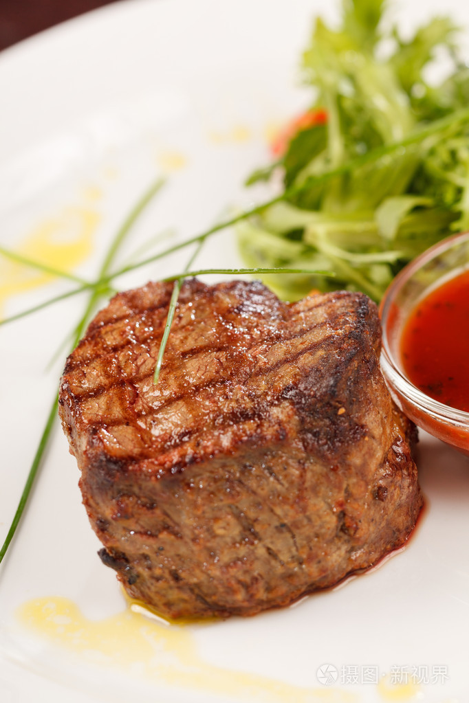 煎的牛排配酱汁