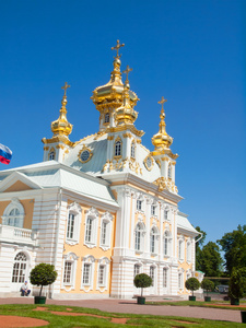 宏伟的宫殿在彼得夏宫 俄罗斯大教堂
