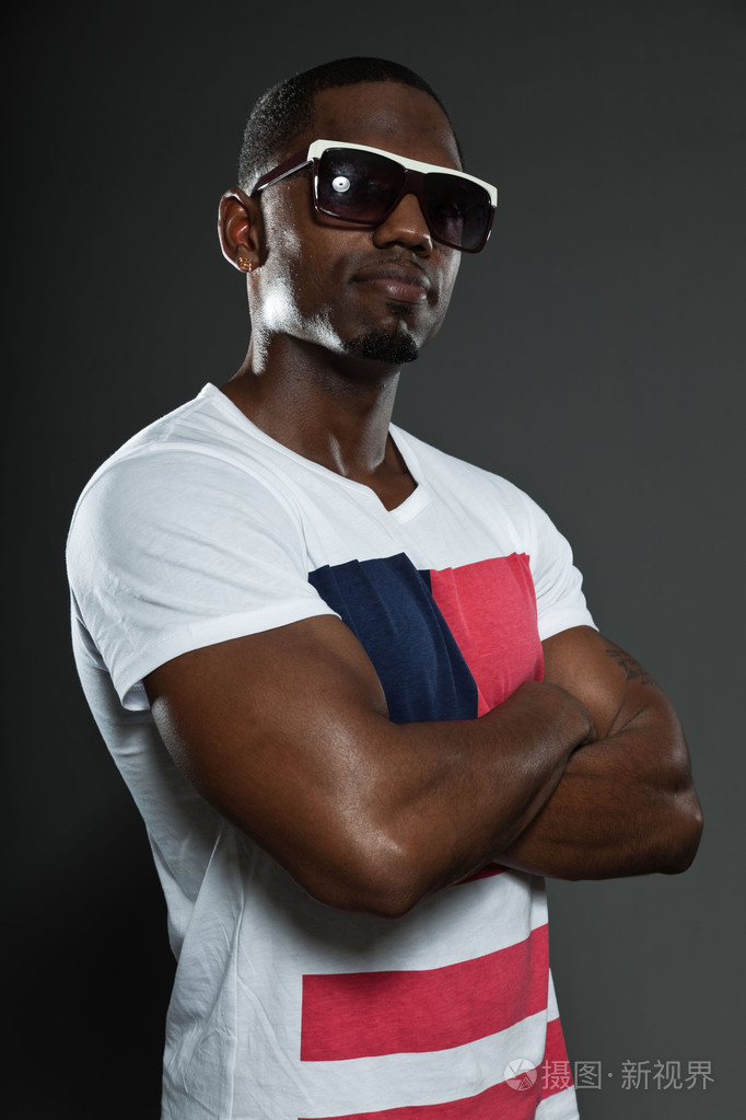 酷城市时尚黑色的美国人时装工作室肖像被隔绝在灰色的背景上戴墨镜