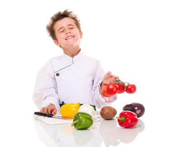 小男孩厨师烹饪蔬菜持刀制服图片
