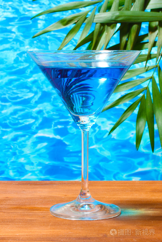 glass的鸡尾酒会上蓝色的大海背景