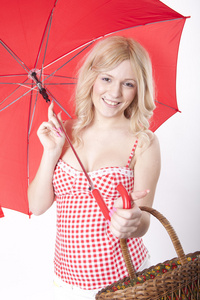 红伞与篮年轻有魅力的女人