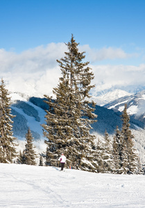 高山滑雪运动员山在背景中