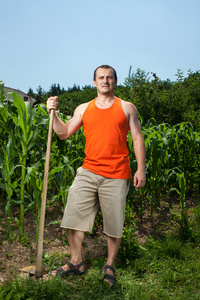 玉米田附近的年轻农夫