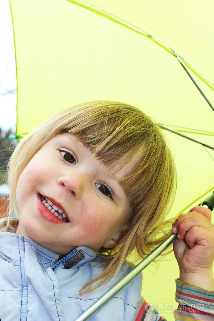漂亮的小女孩用伞