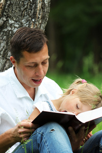 父亲和女儿读圣经 