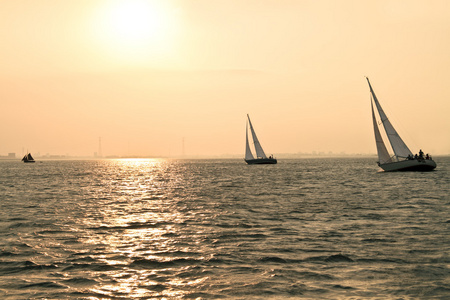 在 ijsselmeer 上航行在日落时在荷兰