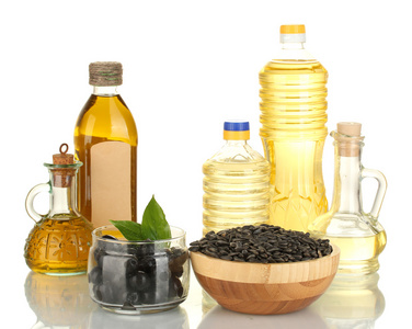 橄榄油和葵花子油的瓶子和小卧螺离心机上白色隔离