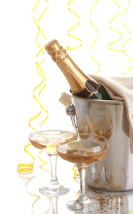 在与冰和眼镜的香槟，孤立在白色桶香槟酒瓶
