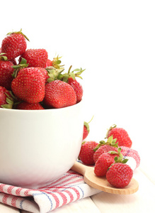 甜美成熟的草莓在碗上白色隔离
