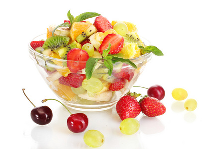 与新鲜水果沙拉和浆果孤立在白色玻璃碗