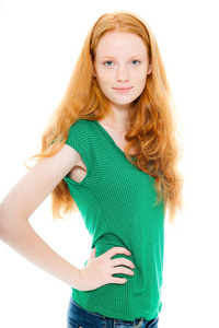 身穿绿色上衣的红色的长头发的微笑漂亮的女孩。时装工作室射上孤立的白色背景
