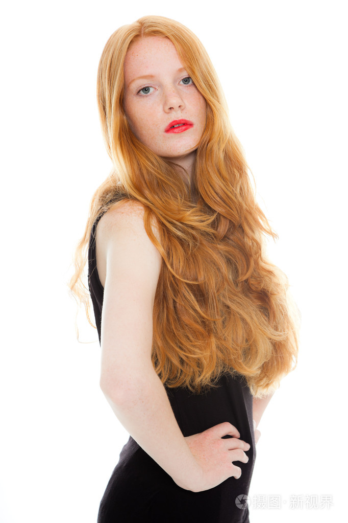漂亮的女孩红色的长头发口红穿黑衬衫时装工作室射上孤立的白色背景