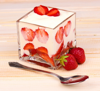 成熟的草莓木制背景上奶油 glass