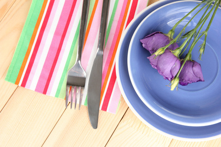 餐具上明亮餐巾特写的花