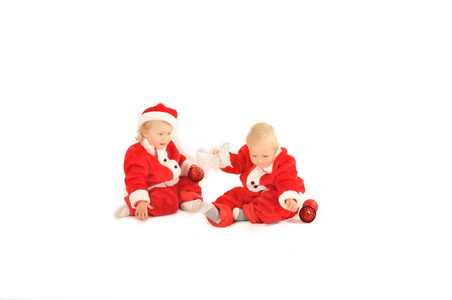 两个屁股孩子孤立在白色的圣诞老人 clauss 服装
