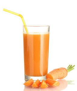 胡萝卜汁和新鲜胡萝卜孤立在白色玻璃