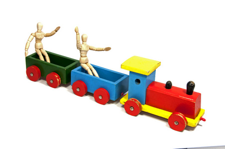 坐在火车上的两个木娃娃