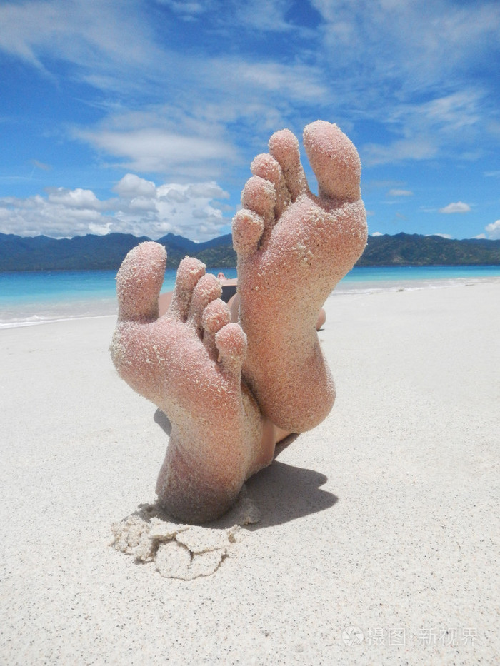 热带海滩上的沙脚