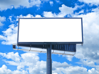 蓝色的天空的巨大空广告牌