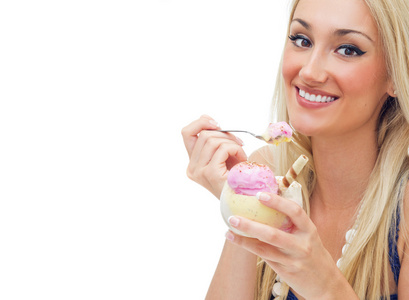 快乐的女人吃冰淇淋，孤立在白色