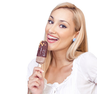 快乐的女人吃冰淇淋，孤立在白色