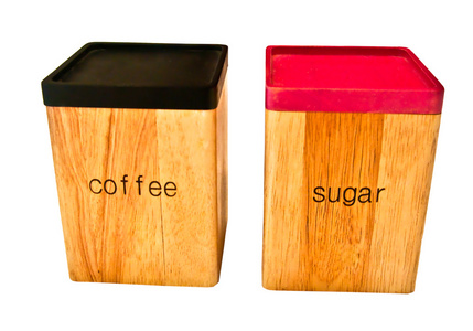 在存储木箱的咖啡和糖白 backgrounde b 上孤立