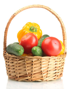 新鲜蔬菜在篮子上白色隔离
