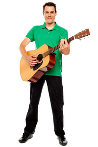 unga kaukasiska gitarrist spelar ltar