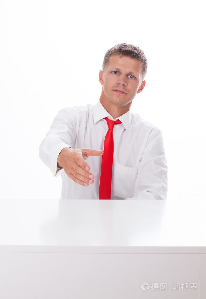 信心十足的商业男人手准备摇