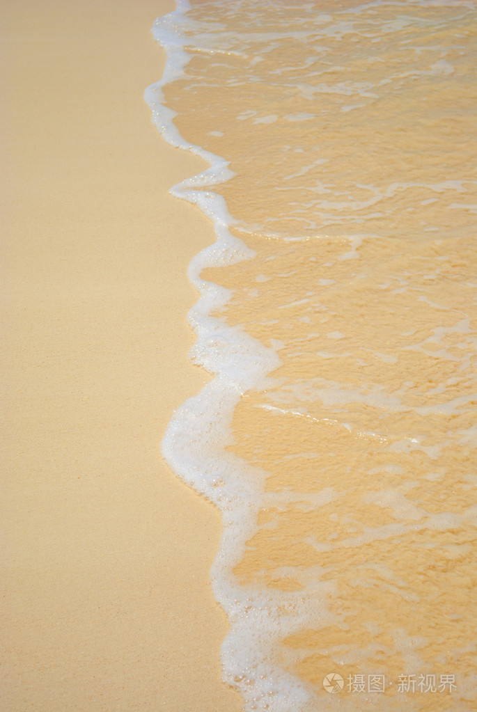 温和泡沫冲浪海滩上