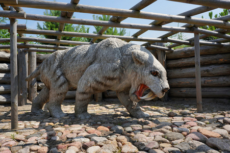 插图儿童三维渲染白色剑齿虎在白色背景上孤立的卡通风格的剑齿虎图标