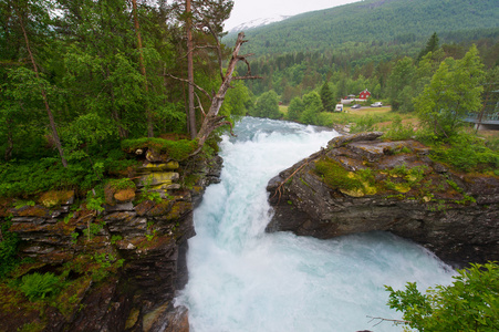 瀑布和美丽的山河流的挪威