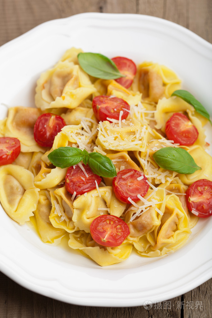 意大利式与奶酪和西红柿饺子