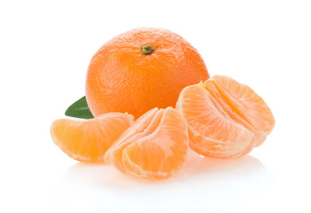 橘橙果和孤立在白色的切片