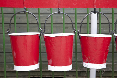 三个红色吊水桶
