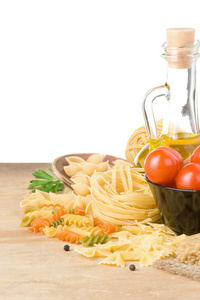原始的意大利面和食品蔬菜在白色孤立