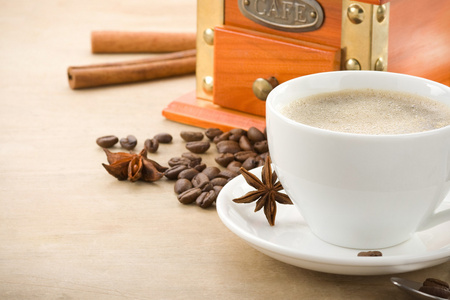 完整的咖啡豆在木头上的咖啡饮料杯