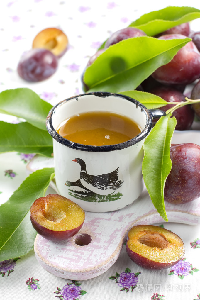 梅花果汁和新鲜水果用叶子