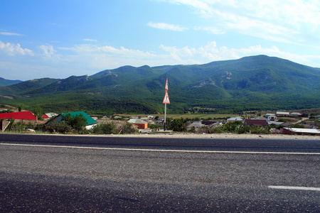 在山区道路上的危险行人过路处。