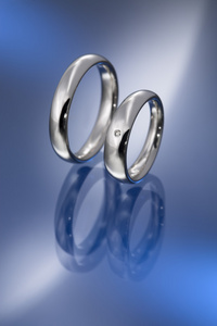 一对结婚戒指与璀璨切割钻石图片