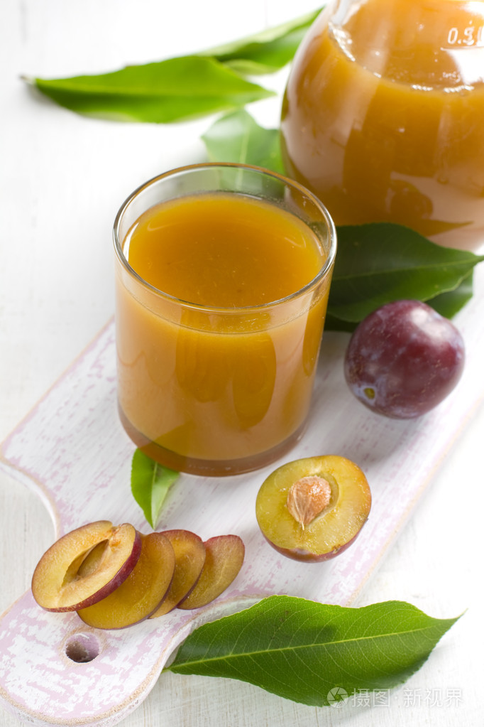 梅花果汁和新鲜水果用叶子