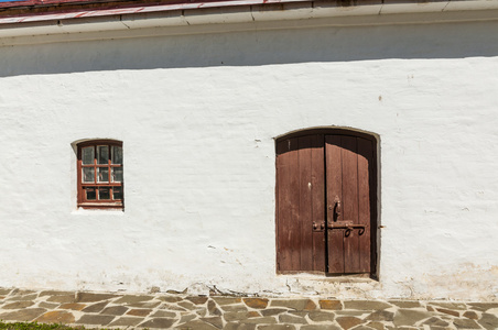 老门和窗户在砖壁
