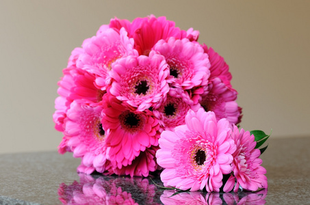 粉红色的花束和钮