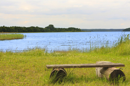张木凳上由湖